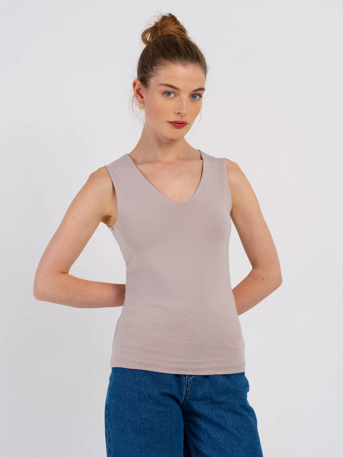 Darcey Sleeveless V - Image 18